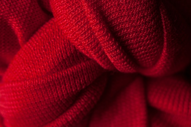 Красный шерстяной свитер