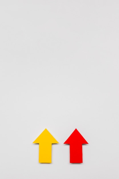 コピースペース付きの赤と黄色の矢印記号