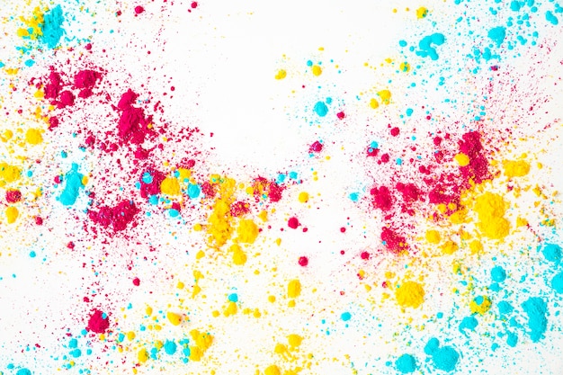 Rosso; colore giallo e blu holi su sfondo bianco