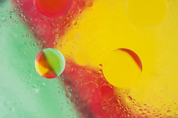赤;黄色と緑の背景には、泡の質感