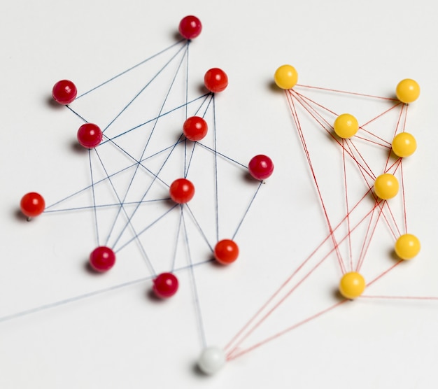 Free photo red and yellow pushpin map