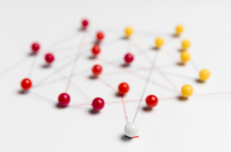 Free Photo red and yellow pushpin tracks and thread