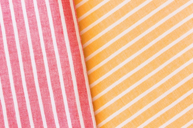 Красная и желтая реалистичная складчатая ленточная текстурная ткань