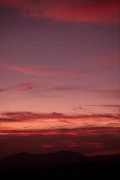 無料写真 空の赤みがかった曇った背景