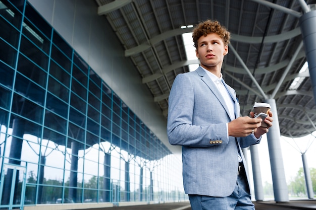 Free photo redhaired businessman drinking coffee