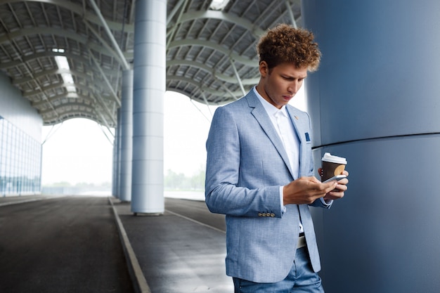 Uomo d'affari dai capelli rossi che beve caffè