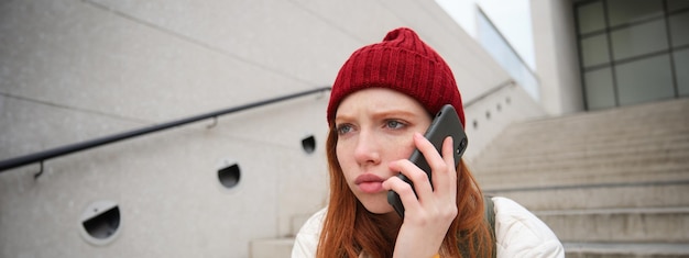 무료 사진 걱정하는 얼굴을 가진  ⁇ 은 머리 소녀는 전화 통화에 응답하는 동안 걱정하는 모습을 보이며 나쁜 소식을 듣습니다.