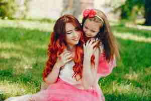 Free photo redhead mother and daughter in the park