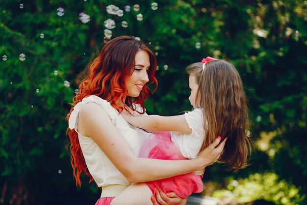 公園の赤毛の母と娘
