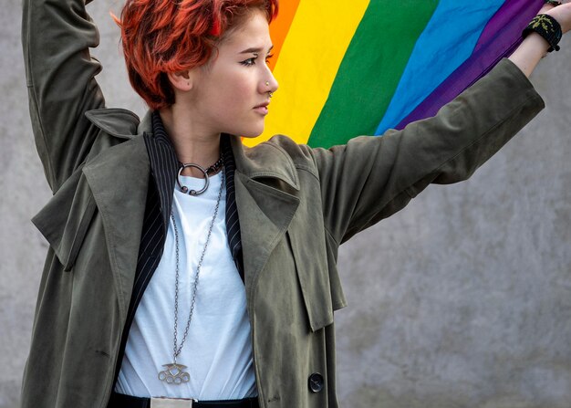 LGBTフラグを保持している赤毛の非バイナリ人