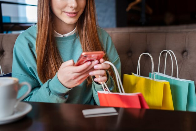 赤毛の女性が彼女の電話をチェック