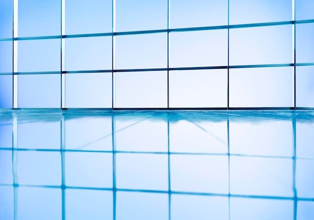 Foto gratuita riflessione delle finestre di vetro scatolate sul pavimento