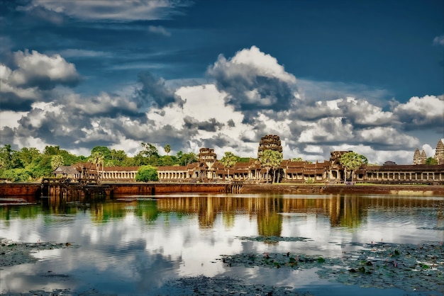 Отражение облаков в озере и храме Ангкор-Ват в Камбодже