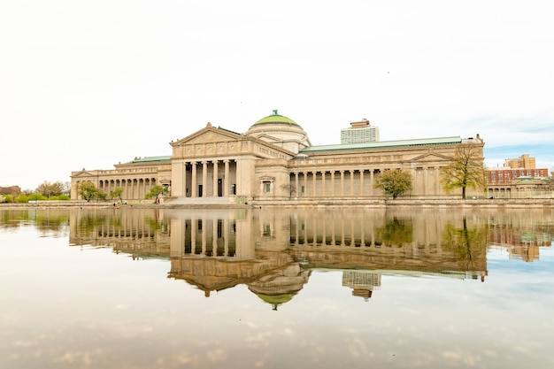 Riflessione del museo della scienza e dell'industria sull'acqua catturata a chicago, usa