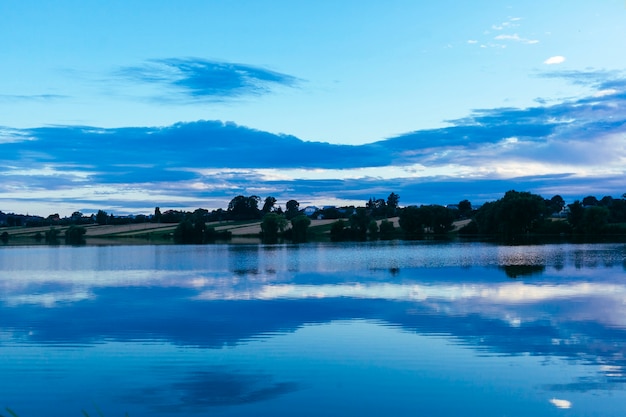 Бесплатное фото Отражение неба над идиллическим озером