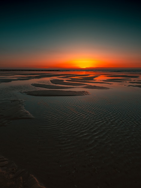 Domburg, 네덜란드에서 캡처 한 바다에서 일몰의 반영