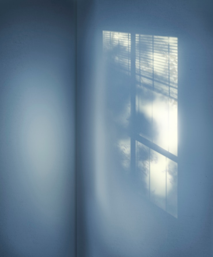 Free Photo reflection of window shade on the wall