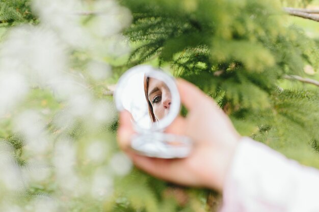 Отражение женщины в зеркале руки
