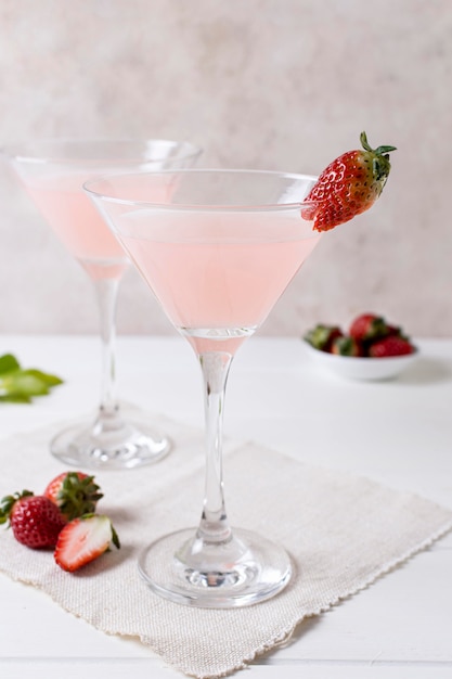 Free photo refreshing alcoholic drinks with strawberries