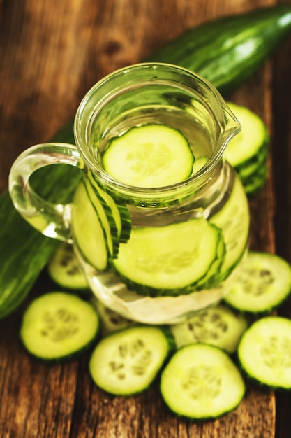 Free photo refreshing drink with cucumber