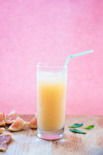 Free photo refreshing drink with grapefruit