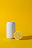 Бесплатное фото Освежающий напиток с лимонной аранжировкой