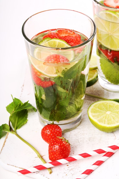 Refreshing drink with lemon slices