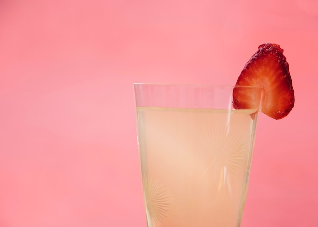 Free photo refreshing drink with strawberry