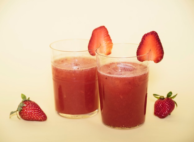 Free photo refreshing drink with strawberry