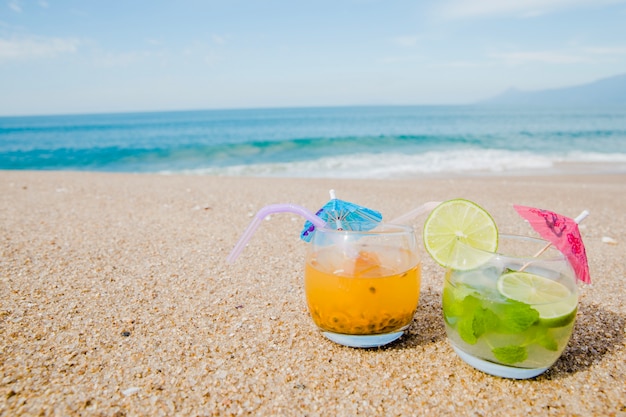 Бесплатное фото Освежающие напитки на пляже
