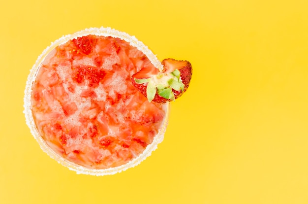 Refreshing juice with strawberries