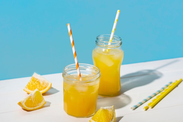 Освежающий апельсиновый сок готов к употреблению