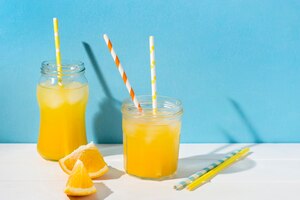 Освежающий апельсиновый сок готов к употреблению