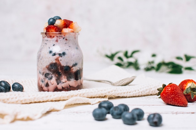 Foto gratuita frullato rinfrescante alla fragola e mirtillo