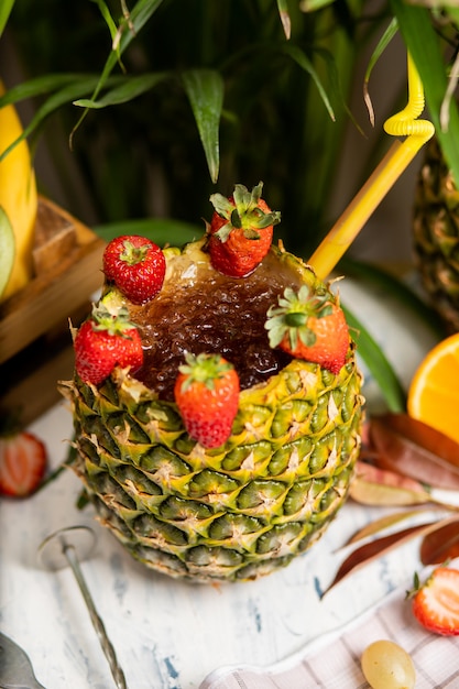 免费照片清新夏季含酒精的玛格丽塔鸡尾酒与碎冰和柑橘类水果在餐桌上菠萝和草莓