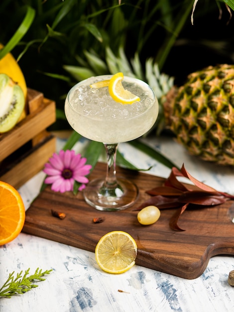 Free photo refreshing summer alcoholic cocktail margarita with crushed ice and citrus fruits