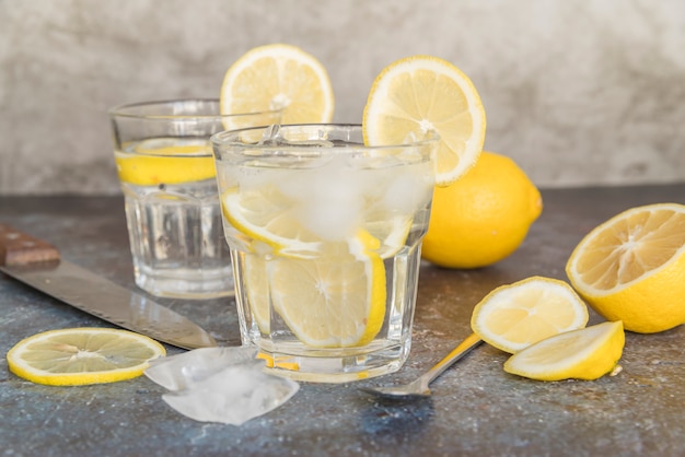 레몬과 얼음으로 상쾌한 물