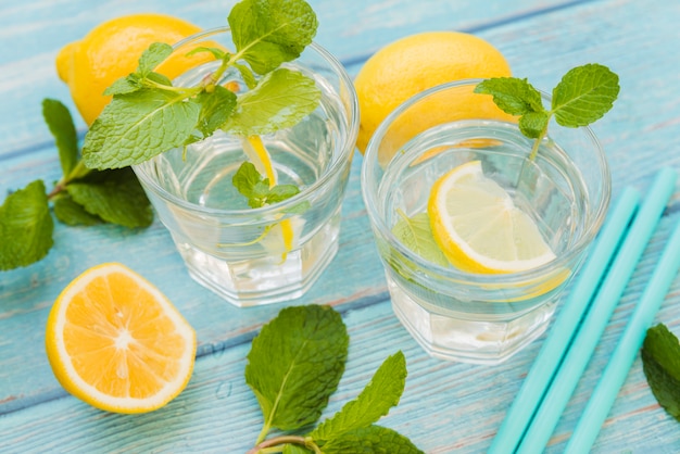 Foto gratuita acqua rinfrescante con limone e menta