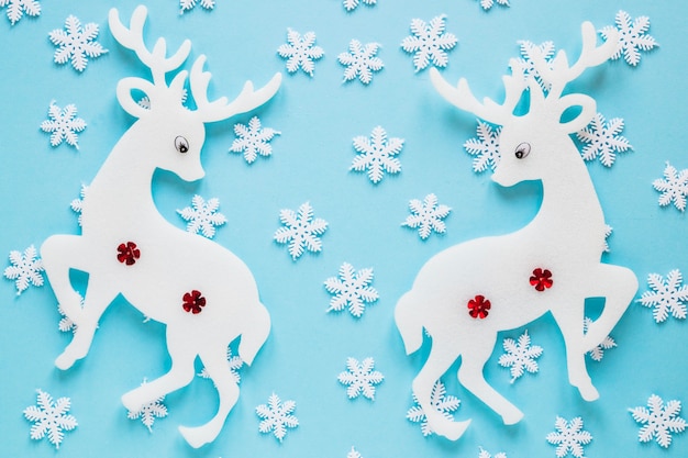 Free photo reindeers above snowflakes