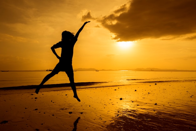 Foto gratuita relax donna saltando sul mare sulla spiaggia