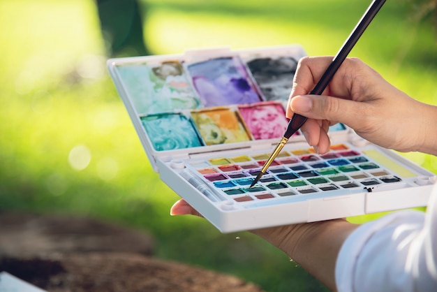 Foto gratuita rilassi l'opera d'arte dell'acquerello della pittura della donna in natura verde della foresta del giardino