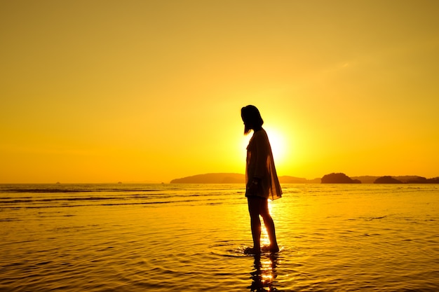 Relax Женщина, стоящая море на пляже