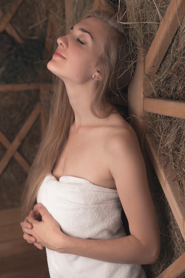 Бесплатный Фотография relaxed красивая молодая женщина, опираясь на деревянные стены