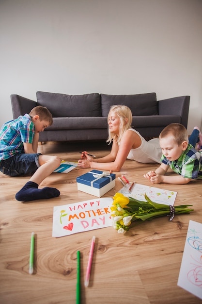 Free photo relaxed family drawing on mother's day