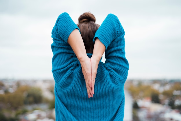 Foto gratuita yoga rilassata di pratica della ragazza all'aperto