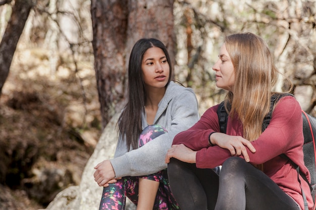 Foto gratuita ragazze rilassato trascorrere la giornata all'aria aperta