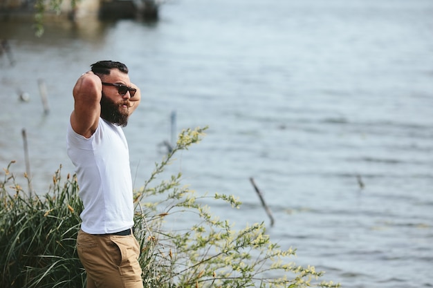 Free photo relaxed man watching the lake