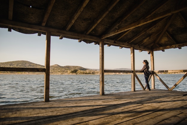 Расслабленная женщина смотрит на озеро