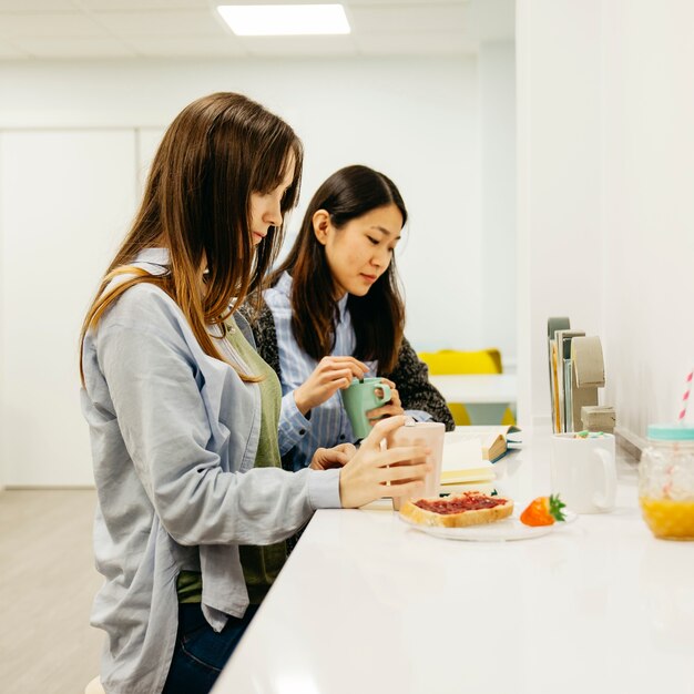 書籍や朝食で女性をリラックス