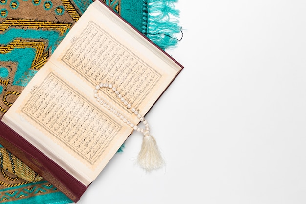 Религиозный коврик со священной книгой и браслетом